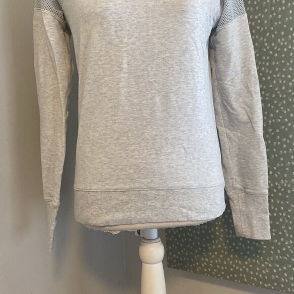 Athleta Light Gray Citytime Gray Mesh Shoulder Pullover Top Size XS - Picture 3 of 9